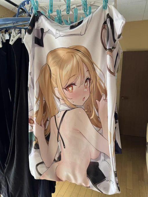1年壁に飾ってたから仕舞うために洗濯してる #アズールレーン 