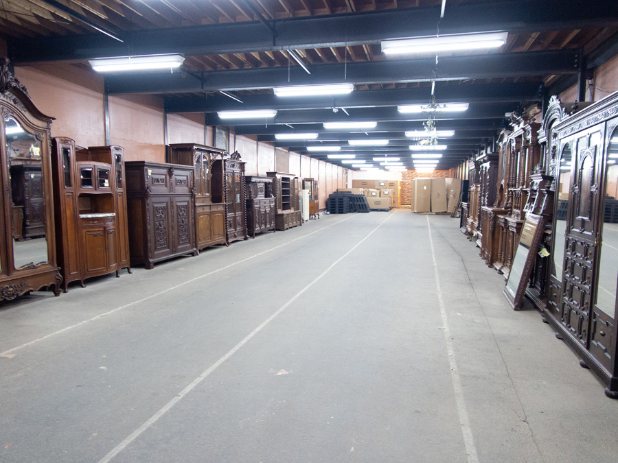 FLEX_Antiques's tweet photo. イギリスアンティーク家具大量入荷しました。その準備のためにスペースをあけていた部分だけでは収まりきらなかったほど。ネット掲載前に売れてしまうことも多く、ぜひ店頭にお越しくださいね。 #アンティーク #アンティーク家具 #イギリスアンティーク https://t.co/RusBXPT5dV