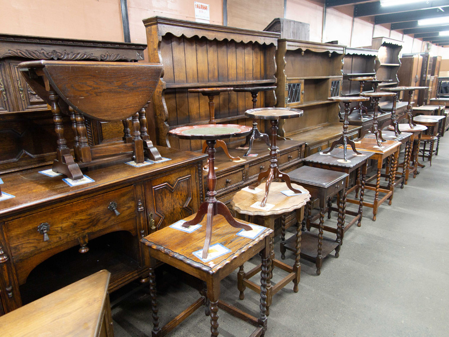 FLEX_Antiques's tweet photo. イギリスアンティーク家具大量入荷しました。その準備のためにスペースをあけていた部分だけでは収まりきらなかったほど。ネット掲載前に売れてしまうことも多く、ぜひ店頭にお越しくださいね。 #アンティーク #アンティーク家具 #イギリスアンティーク https://t.co/RusBXPT5dV