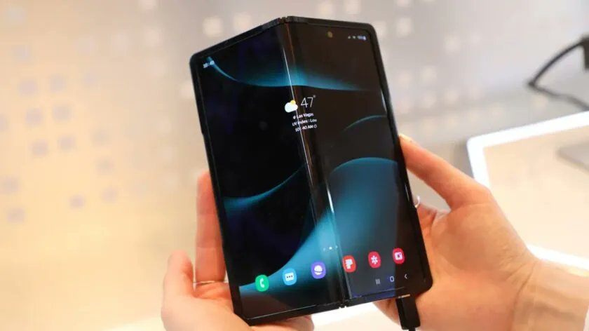 Nitin_Rasania's tweet image. A blog post claims that Samsung&apos;s first tri folding phone may be called the Galaxy G Fold.
This name is given because of its G-shaped folding mechanism.
According to leaks and rumors, this #trifold phone may have a 10&quot; display and could be launched in Q3.
#Samsung #TriFoldDesign