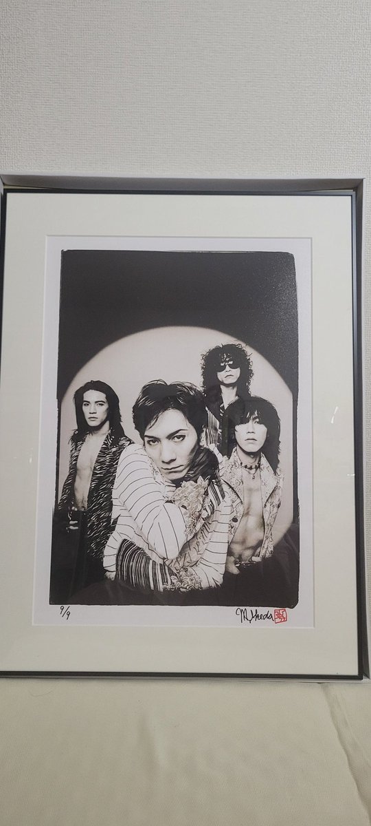 tmp1011's tweet photo. 今日はTHE YELLOW MONKEYのSMILE発売からちょうど30年!
以前メンバーにもzoomでお話しした際にお伝えしましたが、初めて購入した🐒CD記念日にミッチさんのお写真を開封しました!9/9でした
どう飾ろうか、また検討します
狭い部屋にまた宝物が増えました
#THEYELLOWMONKEY
#9prints https://t.co/YaFEB0fpyY