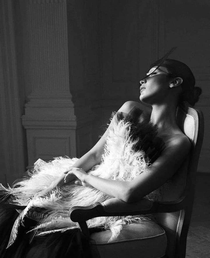 "No me hagan ser lo que no soy, no me inviten a ser igual, porque sinceramente soy diferente. No sé amar por la mitad, no sé vivir de mentira, no sé volar con los pies en la tierra. Prefiero la autenticidad, aunque duela, a la comodidad de lo falso"...

Clarice Lispector