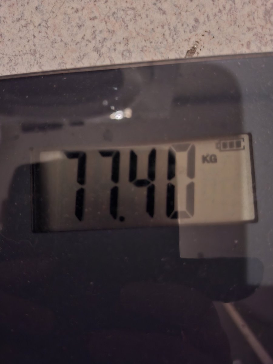 DeEchteTroyski's tweet image. We zijn nu een maand verder en ik ben deze week een halve kilo afgevallen. Begonnen op 83.5kg en nu een maand later 77.4kg, dus 6.1kg kwijtgeraakt in één maand. Heel tevreden ermee en ik ga door. 😃 #TroyskiValtAf #Dieet #Progressie