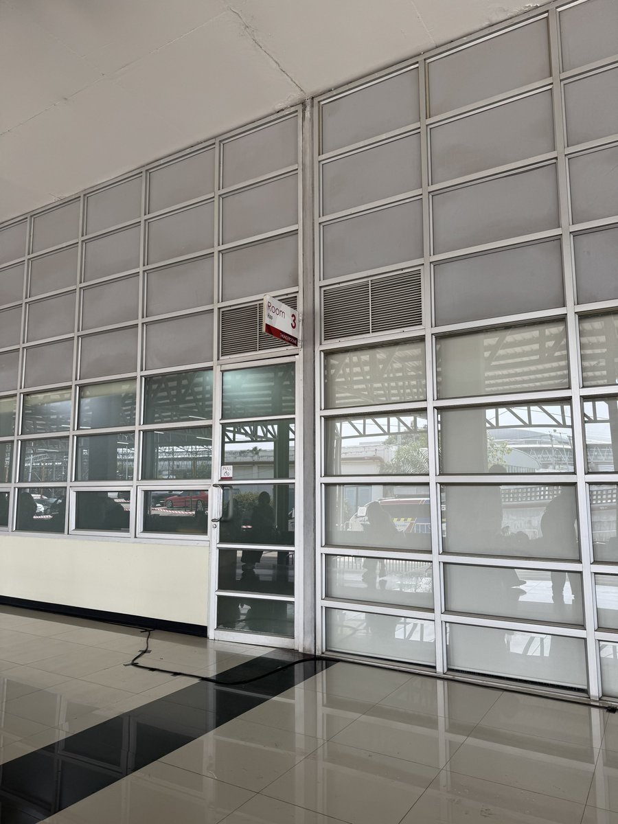 อยู่ตรงนี้นะคะ หน้า room3 เลยจุดขายบัตรมาหน่อยค่ะ #KANGDANIEL_ACTinBKK