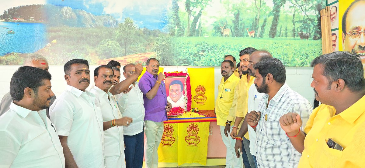 arulramadassMLA's tweet photo. மாவீரன் ஜெ.குரு அவர்களின் 64வது பிறந்தநாளை முன்னிட்டு சேலம் மாநகர மாவட்ட பாட்டாளி மக்கள் கட்சி சார்பில் கட்சி அலுவலகத்தில் மாவீரன் அவர்களின் திருவுருவ படத்திற்கு மலர் தூவி மரியாதை செலுத்தினோம் ...
#மாவீரன்_காடுவெட்டியார் https://t.co/WGy6zx9xU5