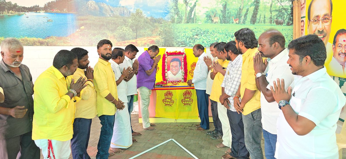 arulramadassMLA's tweet photo. மாவீரன் ஜெ.குரு அவர்களின் 64வது பிறந்தநாளை முன்னிட்டு சேலம் மாநகர மாவட்ட பாட்டாளி மக்கள் கட்சி சார்பில் கட்சி அலுவலகத்தில் மாவீரன் அவர்களின் திருவுருவ படத்திற்கு மலர் தூவி மரியாதை செலுத்தினோம் ...
#மாவீரன்_காடுவெட்டியார் https://t.co/WGy6zx9xU5