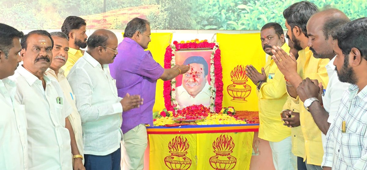 arulramadassMLA's tweet photo. மாவீரன் ஜெ.குரு அவர்களின் 64வது பிறந்தநாளை முன்னிட்டு சேலம் மாநகர மாவட்ட பாட்டாளி மக்கள் கட்சி சார்பில் கட்சி அலுவலகத்தில் மாவீரன் அவர்களின் திருவுருவ படத்திற்கு மலர் தூவி மரியாதை செலுத்தினோம் ...
#மாவீரன்_காடுவெட்டியார் https://t.co/WGy6zx9xU5