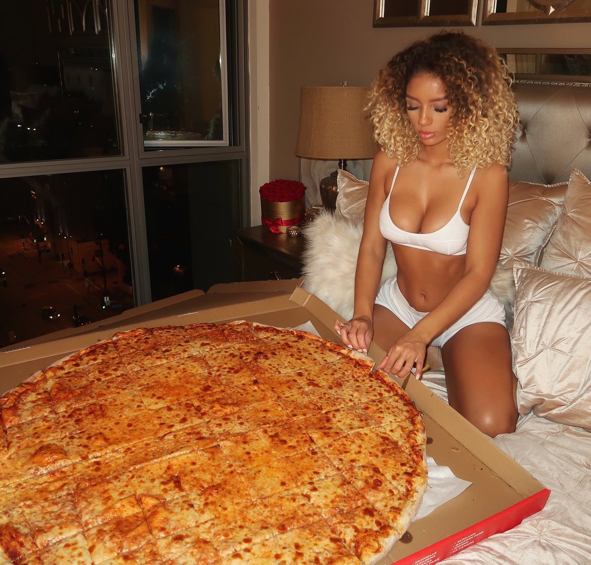 ZssBecker's tweet image. Here&apos;s how to enter and win :  You have till tomorrow at 11am est to make me a pizza and present it for review.  

ALL SUBMISSIONS MOST GO UNDER/REPLY TO THIS COMMENT. I MAY MAKE ANOTHER PLACE TO RESUBMIT TOMORROW SO PAY ATTENTION.

Yes. Literally. Go get the ingredients. Make a…