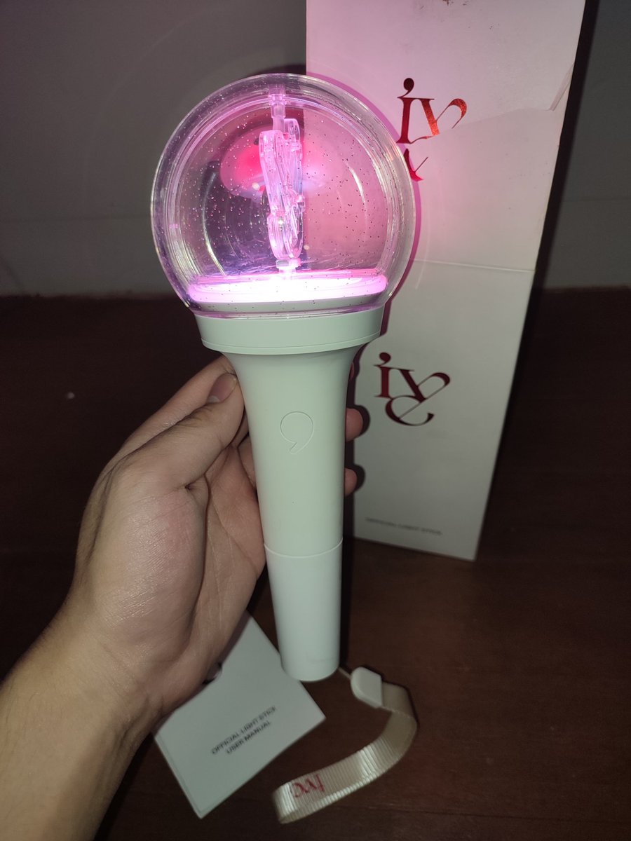 (HELPING A FRIEND)
*WTS LFB OFFICIAL IVE LIGHTSTICK *
-ORIG PRICE: 2,500 PESOS
-SELLING PRICE: NEGO 800-900 PESOS
-USED ONE TIME ONLY
(More details in replies)

 Ive kpop Liz Wonyoung Rei Gaeul Leeseo Yujin ph ufs dive gg