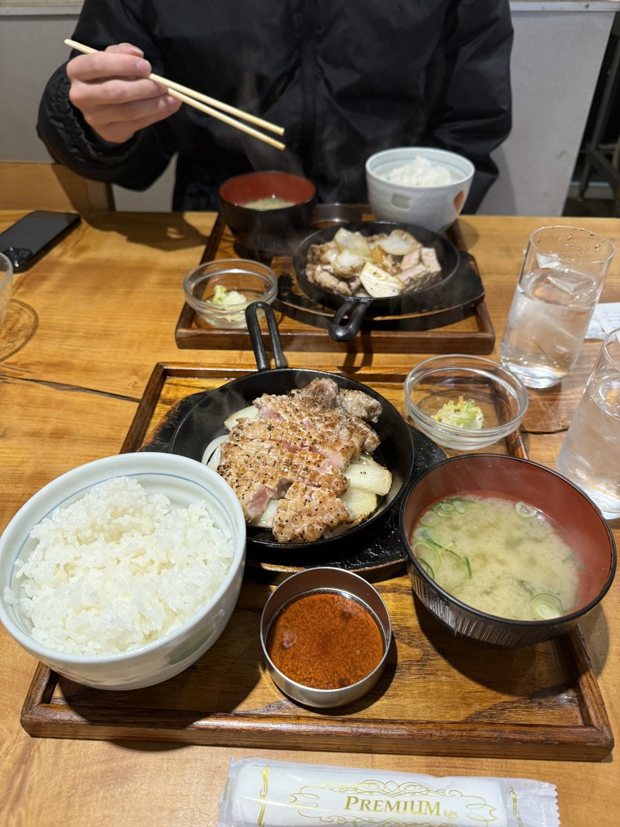 minami528168's tweet image. 本日は【豚ステーキ 十一】に行ってきました🚗 ³₃
赤みのお肉が提供されて、自分で鉄板で焼くスタイルです。
ぜひ行ってみてくださいね✨
📍豚ステーキ定食 1200円
📍替肉 700円
📍ご飯おかわり100円
#福岡 #学生 #LJD #福岡ランチ #福岡カフェ #お肉