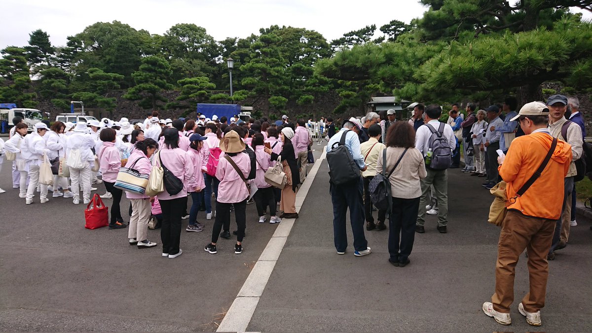 0PZqgUwEkrtYI0B's tweet image. 保守を標榜するならば一生に1度位、皇居勤労奉仕活動に参加して天皇陛下に御会釈賜るものだ！
魂が震えるぞ！

「美しい皇居」守る勤労奉仕団　始まりは戦後の焼け跡、皇室の存在を身近に感じる機会にも
sankei.com/article/202410…