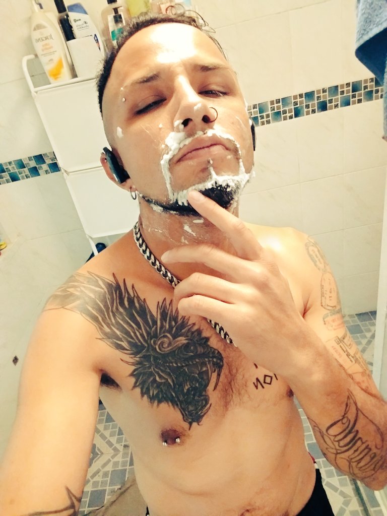 HotHommie's tweet photo. Cayó agua en el barrio, ponchate y metete a bañar 🤘🏾 https://t.co/527g2eBwdt