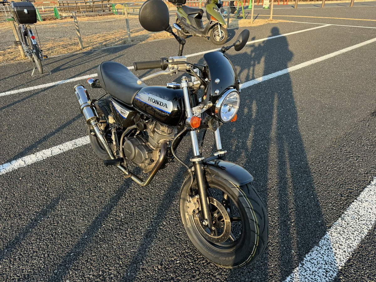 kiichibase's tweet photo. 3年前に不動車で譲ってもらったエイプ50typeD！インジェクションでバッテリー交換して新しいガソリンに入れ替えたらエンジン掛かったから消耗品交換と見える範囲で錆とか磨いて乗れるようになった！
なかなか楽しい！
#エイプ50 #ミニバイク #4ミニ https://t.co/ivGEgjCE3c