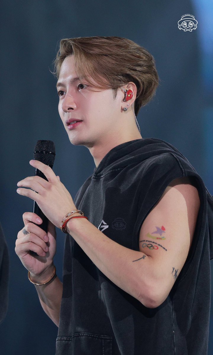 luvJacksontoday's tweet photo. 250131 
NESTFEST Day-1

So I’m here.
Don’t forget me.

@JacksonWang852 

#JacksonWang #Jackson #王嘉爾 #잭슨 #TEAMWANG #GOT7_NESTFEST_Day1 https://t.co/dZRNh7iY9Z
