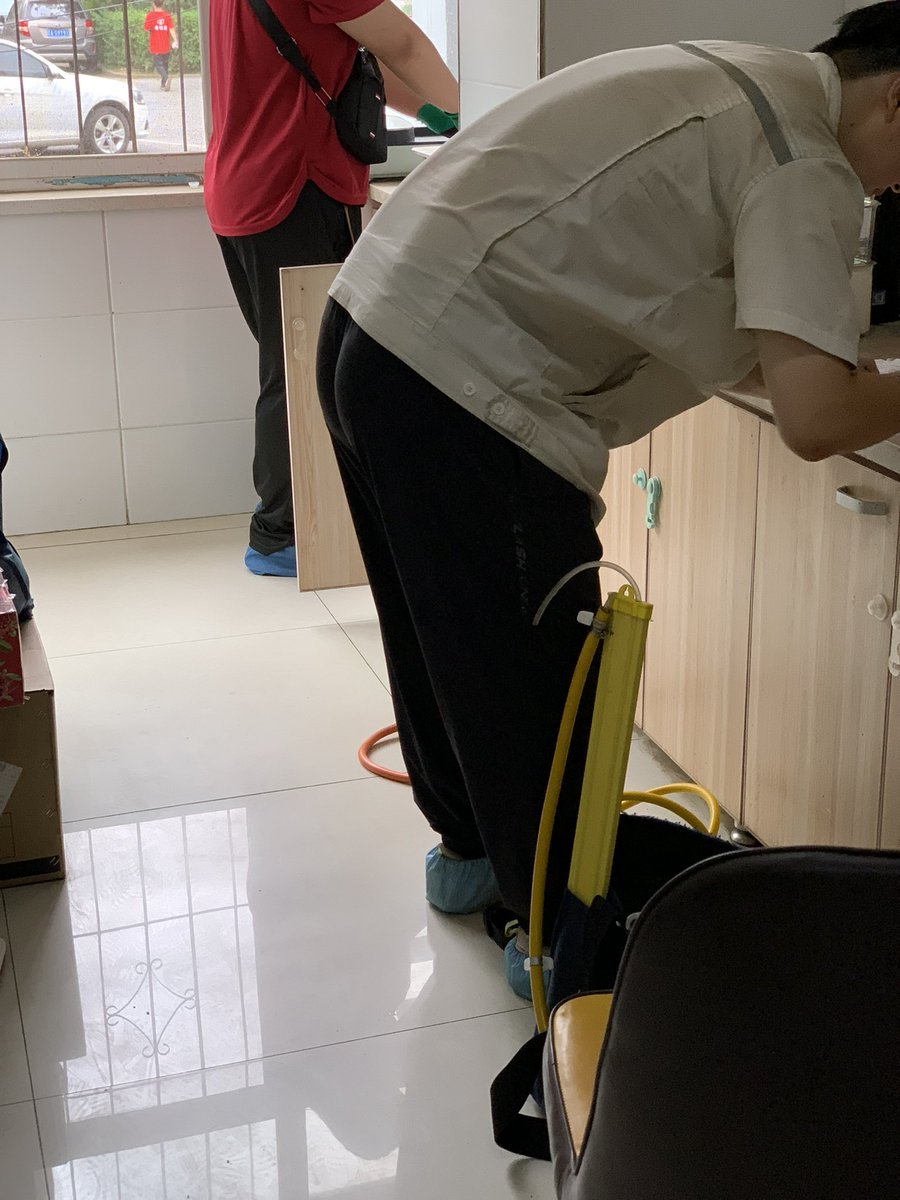 TG1511's tweet photo. 翻相册翻到夏天时来过的换煤气表的小哥哥，这臀型太好了 https://t.co/hR7bPeOoWJ
