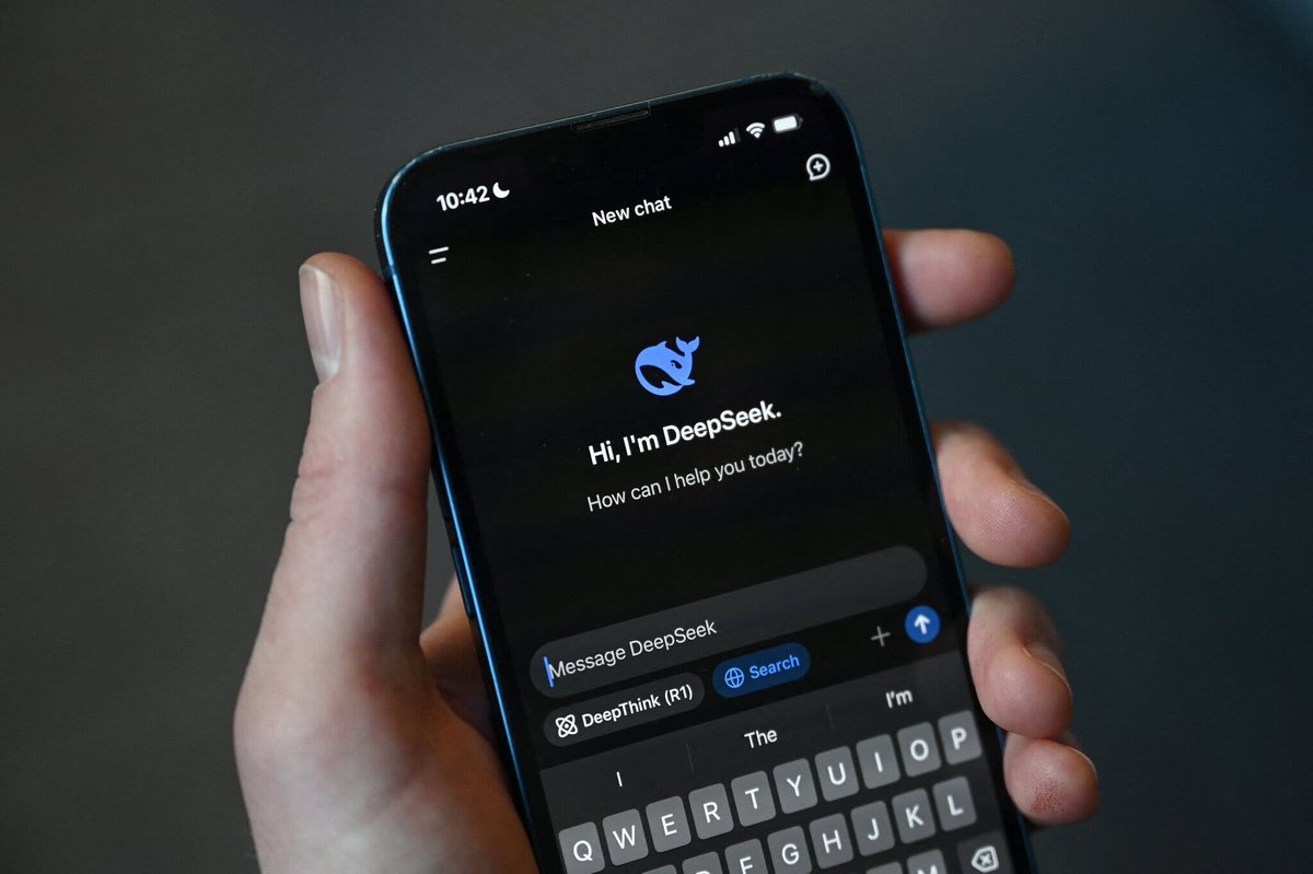 AIBuzzNews's tweet photo. DeepSeek AI knows more about you than Google, Meta, or OpenAI.

It even tracks your keystroke patterns.

Here’s why that’s a serious problem. https://t.co/MhxNboUDYy