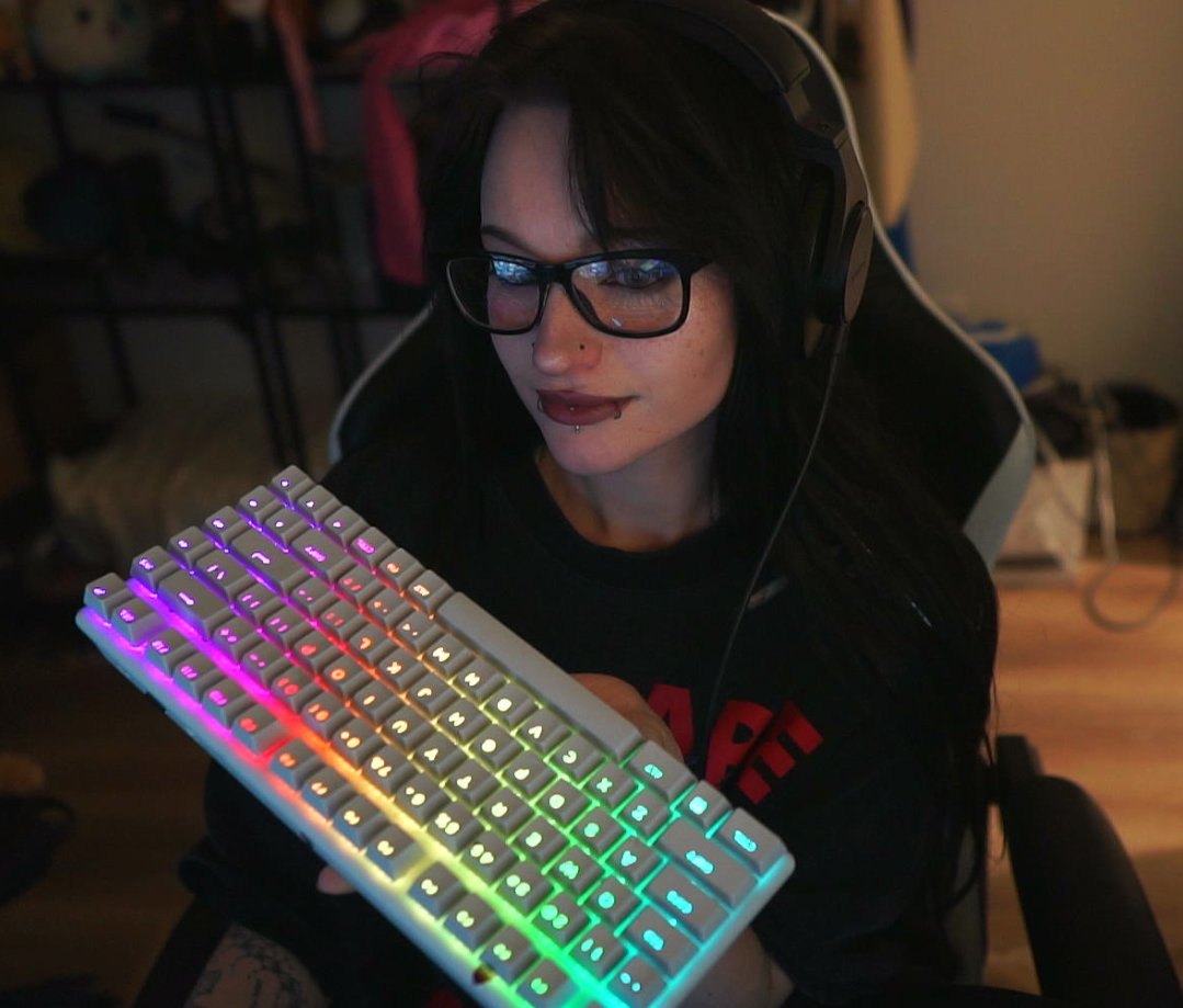 IM SORRY ITS LATE AGAIN! Migraines are kicking my butt but im livevee with <a href="/Alienware/">ALIENWARE</a> 

come hang out twitch.tv/nihachu