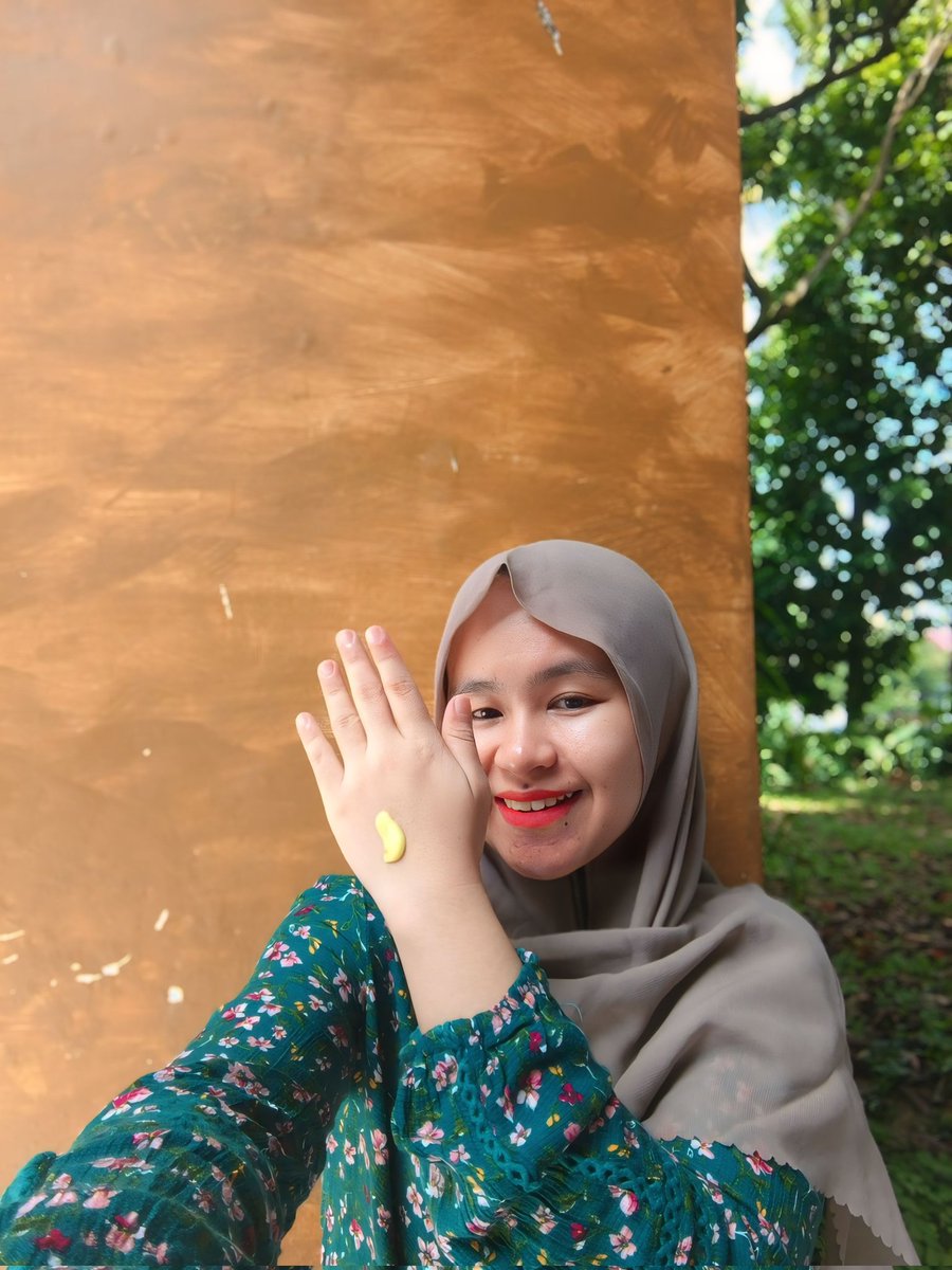 mitaseptian's tweet photo. Teksturnya warna kuning gini, ringan di kulit dan mudah menyerap https://t.co/yQ7O3FDfgn