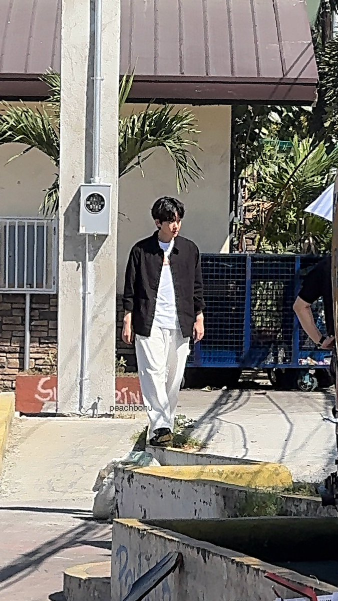peachbohu's tweet photo. BAEKHYUN SUDDENLY SHOWED UP IN GUADALUPE??? 😭😭😭 I was not expecting that oh my god we were just here to take pics of the billboard 😭😭😭 https://t.co/2vgWOja3Dg