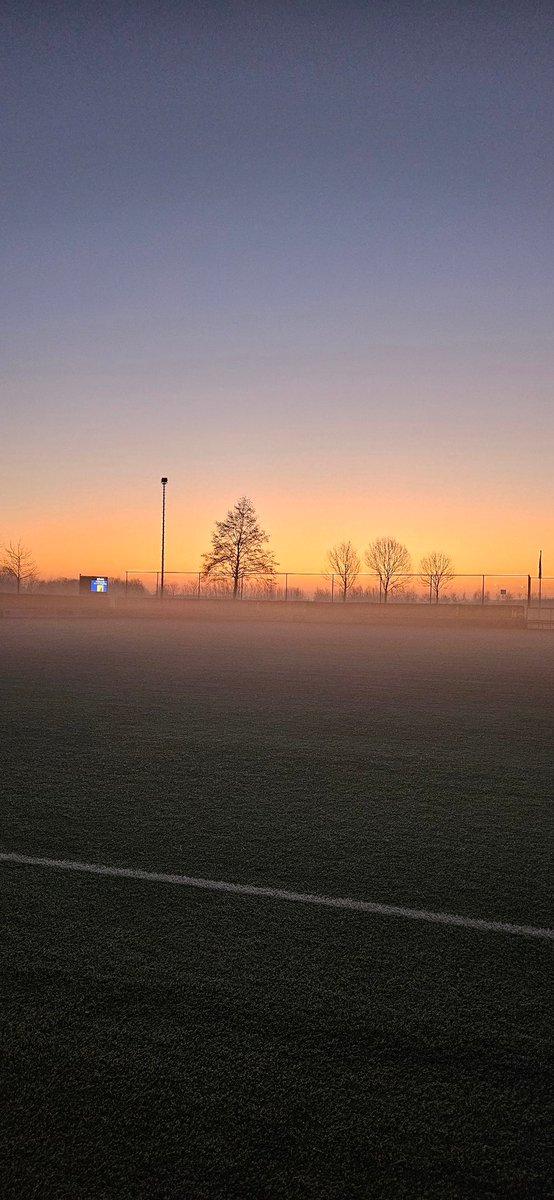 PascalFCDB's tweet photo. Early bird...vandaag spelbegeleider bij de jongste. @RKVV_Emplina JO10-1 . #Emplina https://t.co/gkEtQxeAQY