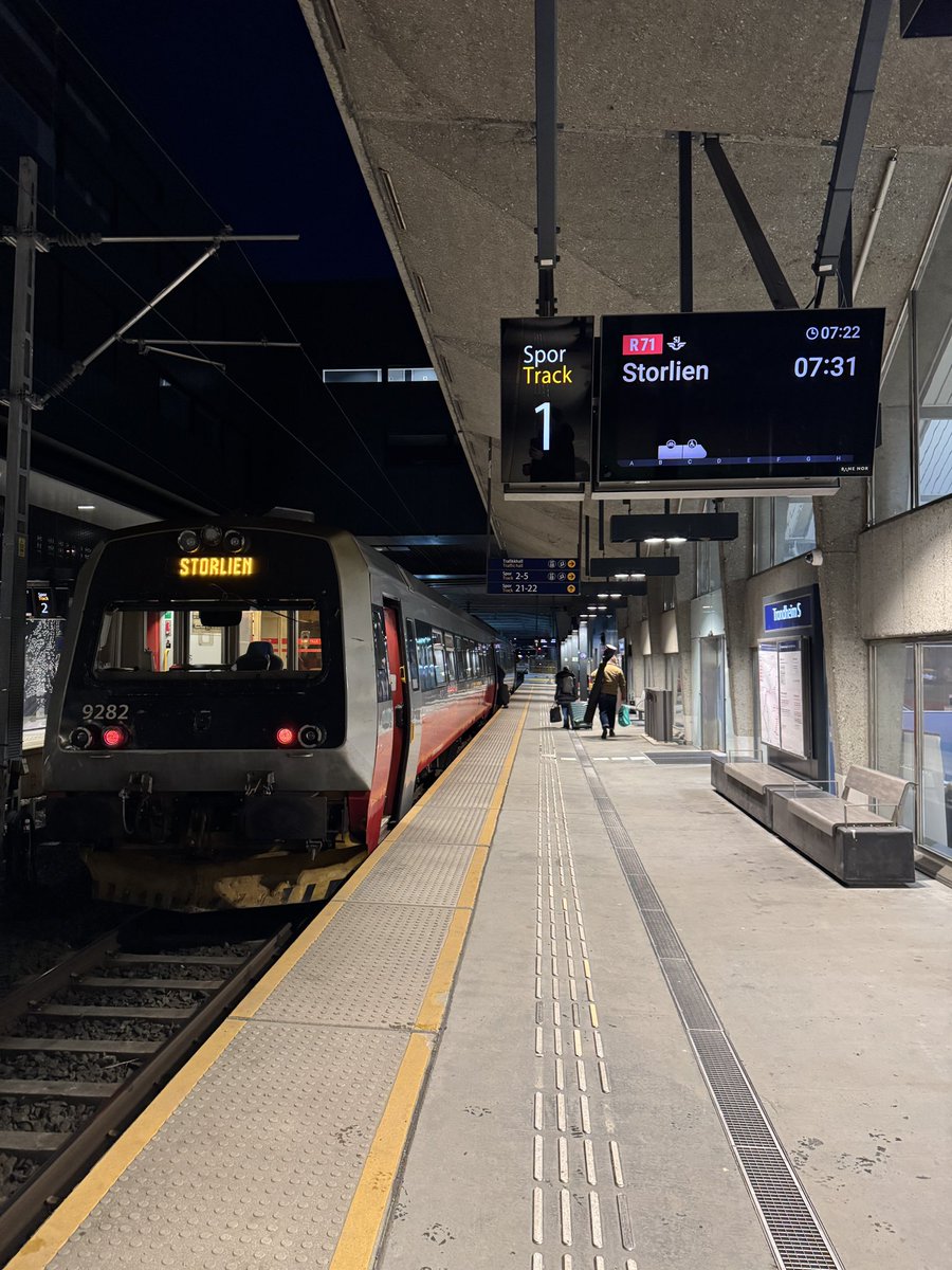 Første avgang på Meråkerbanen etter mange måneder med stengt linje i forbindelse med elektrifiseringsprosjektet!
SJ Nord har funnet frem sitt flotteste materiell for anledningen og nå kan trøndere toge ut i verden uten buss igjen💚