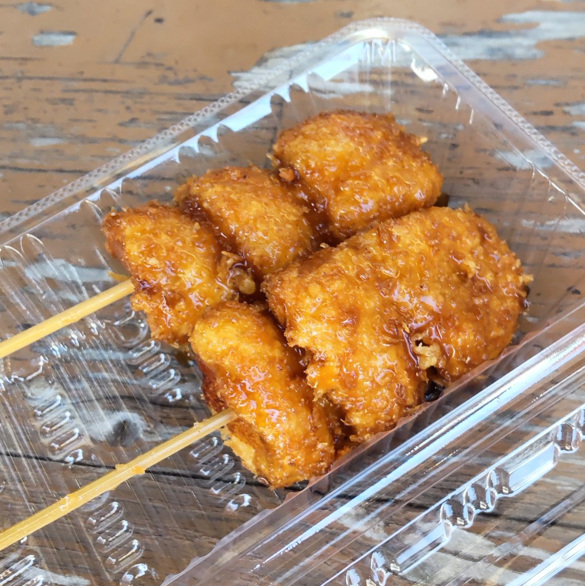sanokko's tweet photo. 今日のおやつ①
佐野駅東側にある踏切から近いポテト(Potate)さんで、何年ぶりにいもフライをいただきました🥔
小ぶりですがソースたっぷりの揚げたて熱々で美味しかったです😋
#いもフライ #佐野名物 #ポテト #potate #佐野市 https://t.co/SjrXTAyQ3k