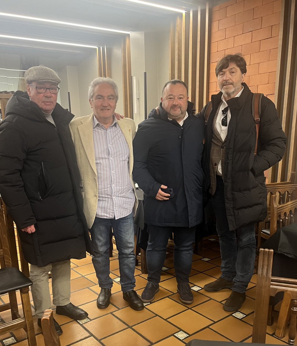 En Zamora. Con Leonard acompañándole en el sentimiento tras la muerte de su padre. Y con Pedro —C.D. Benavente— y Víctor y Marcos —U.P. Langreo—.