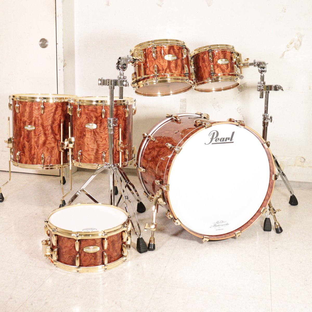 ishibashisbyw's tweet image. 【台湾ツアーで見つけた最高のドラムセット！】パール、マスターワークスのスネア付き5点キット！シェルはメイプルガムベースでアウターのブビンガの杢目が実に美しいゴージャスなドラムセット！！もちろん音も非常にリッチ、見た目もサウンドもパール最高峰のオーラでてます！！#PEARL #ドラムセット