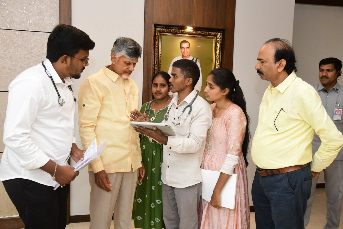 aimsa_fmsw's tweet photo. Team AIMSA-FMSW Andhrapradesh recently met with Hon.Chief Minister @ncbn ji following the silent protest held at APMC on 28/01/2025 .
We request @ncbn ,APMC Officials to intervene and solve the issues of Foreign Medical Graduates from Andhrapradesh. https://t.co/yBHFdKAzdi