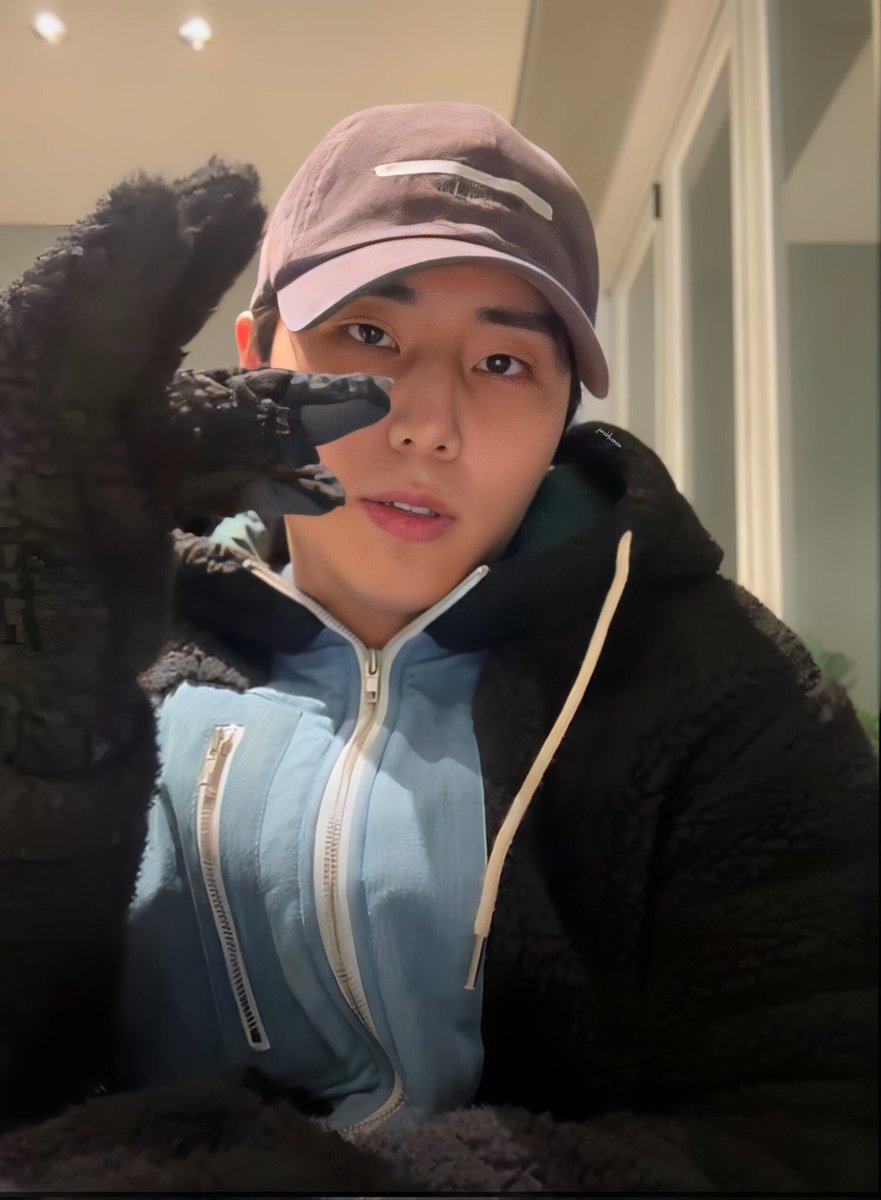PLENAINGENII's tweet photo. it's cold, and I'm so ready to be off work. 

why are clubs open so late? https://t.co/6A1oHsxQdn