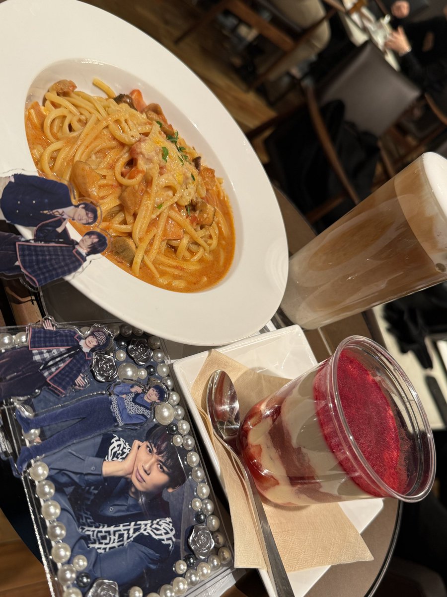 K112B9_'s tweet photo. 報告してなかったけど、1月に推しのカレイべ行って、今日は今年初舞台〜！
グッズ買いに来たフォロワーと少し一緒にいて、別れたあと初見にて最前で観てきた✌️
最前だと思ってなくてビビったけど、なんなら夜も最前です🥺🩷
めちゃくちゃ良かったので夜も楽しみ！そして昼飯はこれ https://t.co/F9qFBqG7SU