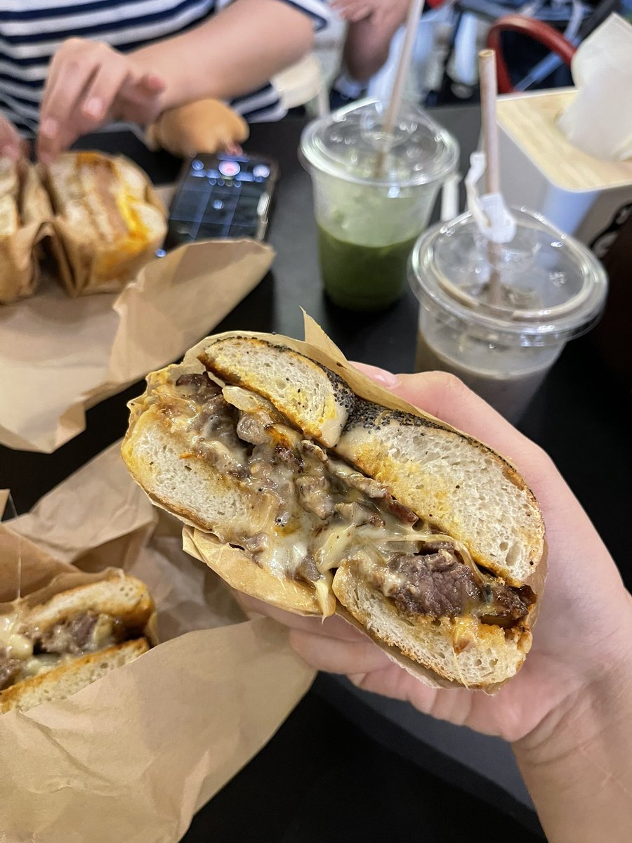 thisismjtp's tweet image. ทุกคนไปปีนังหอบอะไรกลับบ้านกันคะ ทางนี้หอบเบเกิ้ลจำนวนมากกลับบ้าน long live joja bagels!!!!! 🥯❤️‍🔥✌️