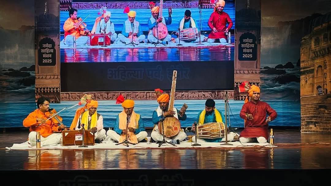नर्मदा साहित्य मंथन "अहिल्या पर्व" के दूसरे दिवस का प्रारंभ, संतकवि महात्मा कबीर के आत्मज्ञानबोधक वाणी के साथ।
प्रसिद्ध कबीर गायक श्री भेरूसिंह चौहान ने अपने समूह के साथ मनमोहक प्रस्तुति दी। 
#नर्मदासाहित्यमंथन #अहिल्यापर्व #NSM2025 
#अहिल्यापर्व