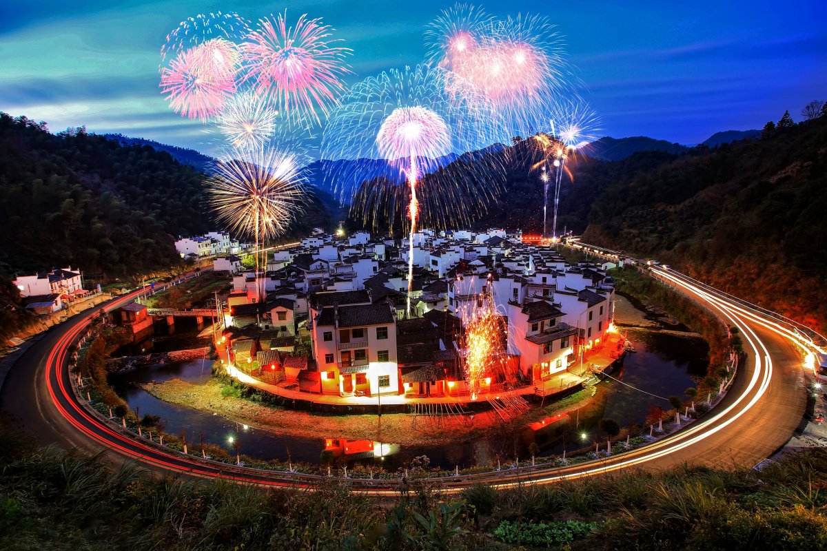 #SpringFestival2025 #AñoNuevoChino
Personas de todas las etnias de China despiden a lo viejo y dan la bienvenida a lo nuevo lanzando petardos.