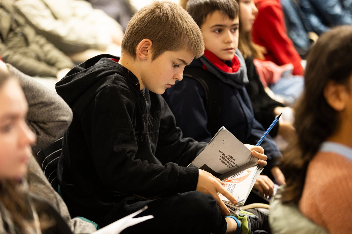 VendeeGlobe's tweet image. Hier, près de 80 000 élèves issus de 4 000 classes à travers toute la France ont eu la chance de participer à un webinaire XXL en compagnie de @SebastienSimon_, 3e du Vendée Globe 2024 ! 👏

Ce webinaire marquait la fin de l&apos;édition du Vendée Globe Junior 2024/2025, un programme…