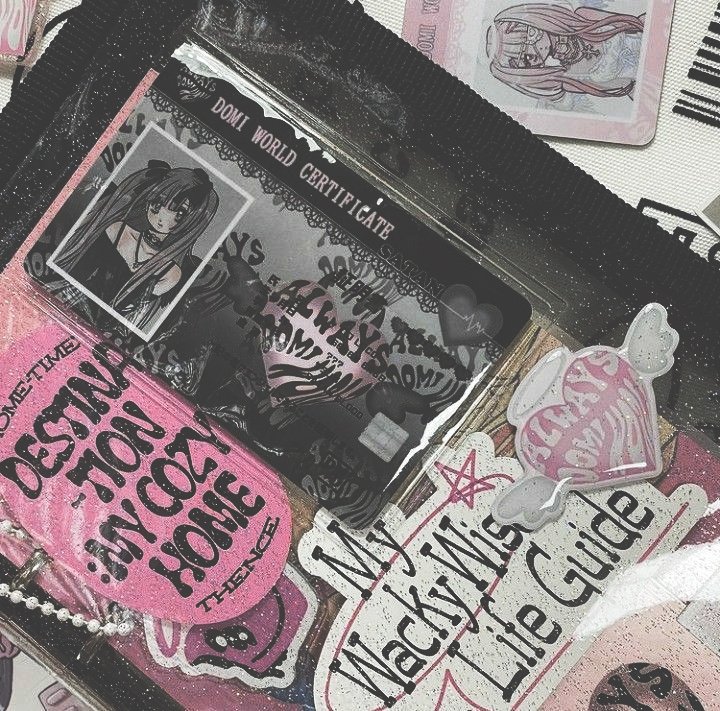 Giselxle's tweet image. 은은하면서도 세련된 로고로 장식된 대담하고 생동감 넘치는 룩은 𝗰𝗵𝗶𝗰 &amp;amp; 𝗲𝗱𝗴𝘆 룩을 연출하고, 어두운 네일은 𝗿𝗲𝗯𝗲𝗹𝗹𝗶𝗼𝗻 룩의 힌트를 더해 앙상블을 완성합니다.