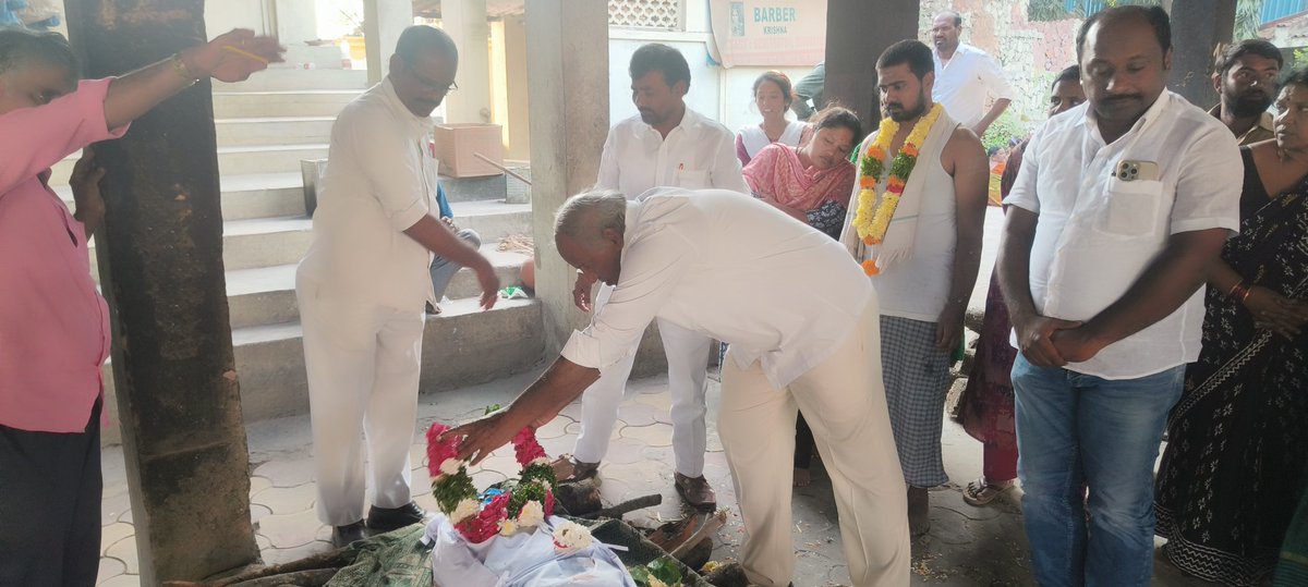 సిపిఐ మేడ్చల్ జిల్లా కార్యదర్శి కామ్రేడ్ సాయిల్ గౌడ్ బామ్మర్ది శంకర్ గారి భౌతిక కాయానికి సిపిఐ రాష్ట్ర కార్యదర్శి ఎమ్మెల్యే కూనంనేని సాంబశివరావు,సిపిఐ రాష్ట్ర కార్యవర్గ సభ్యులు డిజీ సాయిల్ గౌడ్,మందా పవన్, రమావతి అంజయ్య నాయక్, తదితరులు భౌతిక గాయానికి నివాళులర్పించారు...