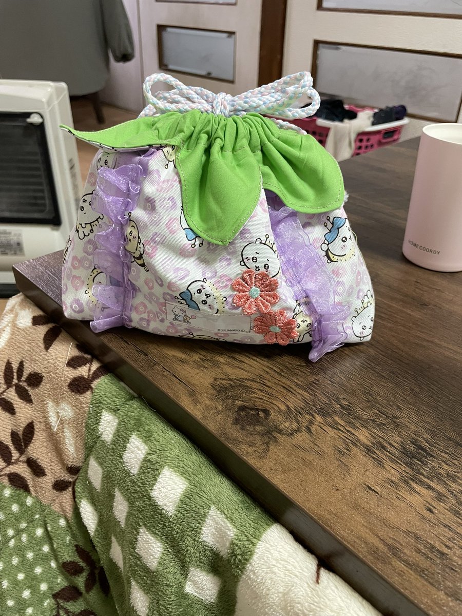 puru511's tweet photo. 末っ子、春から保育園決まったのでいそいそと針仕事開始🌸
テーマは
🍓いちごに群がるミツバチちいかわ風
ww https://t.co/0nlK40LoUF