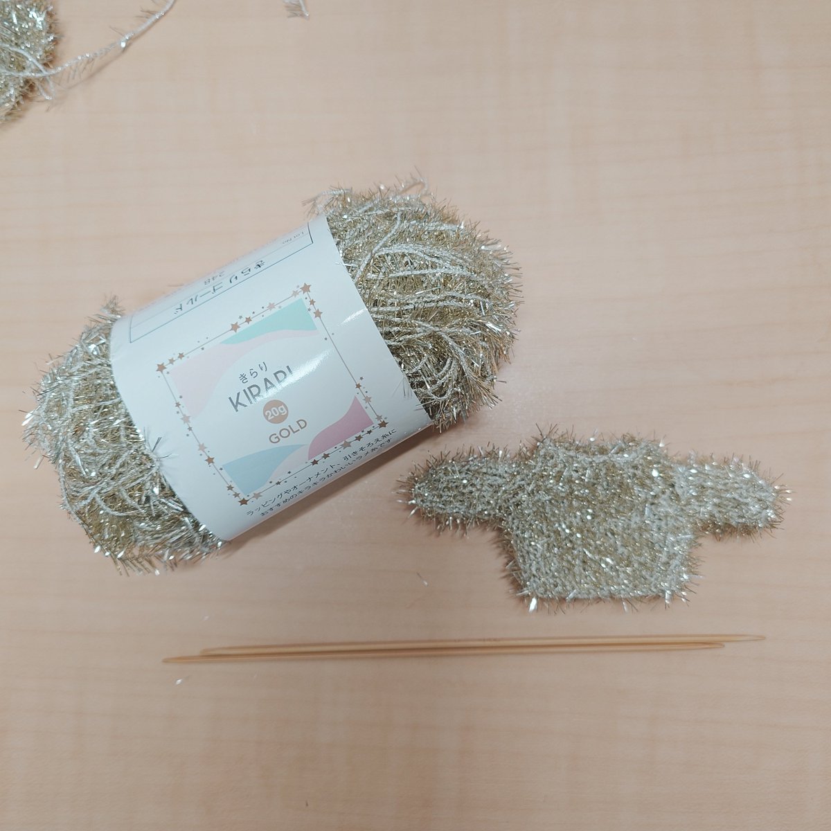 nejimaki2's tweet photo. セリア毛糸、きらりゴールドと0号棒針で小さいセーターを編みました！
めっちゃ可愛い✨✨
編み図は前にアップしたDAISOの毛糸で編むセーターと同じです。
おばちゃんキラキラしたもの大好き(笑) https://t.co/T1pp7GfXl5