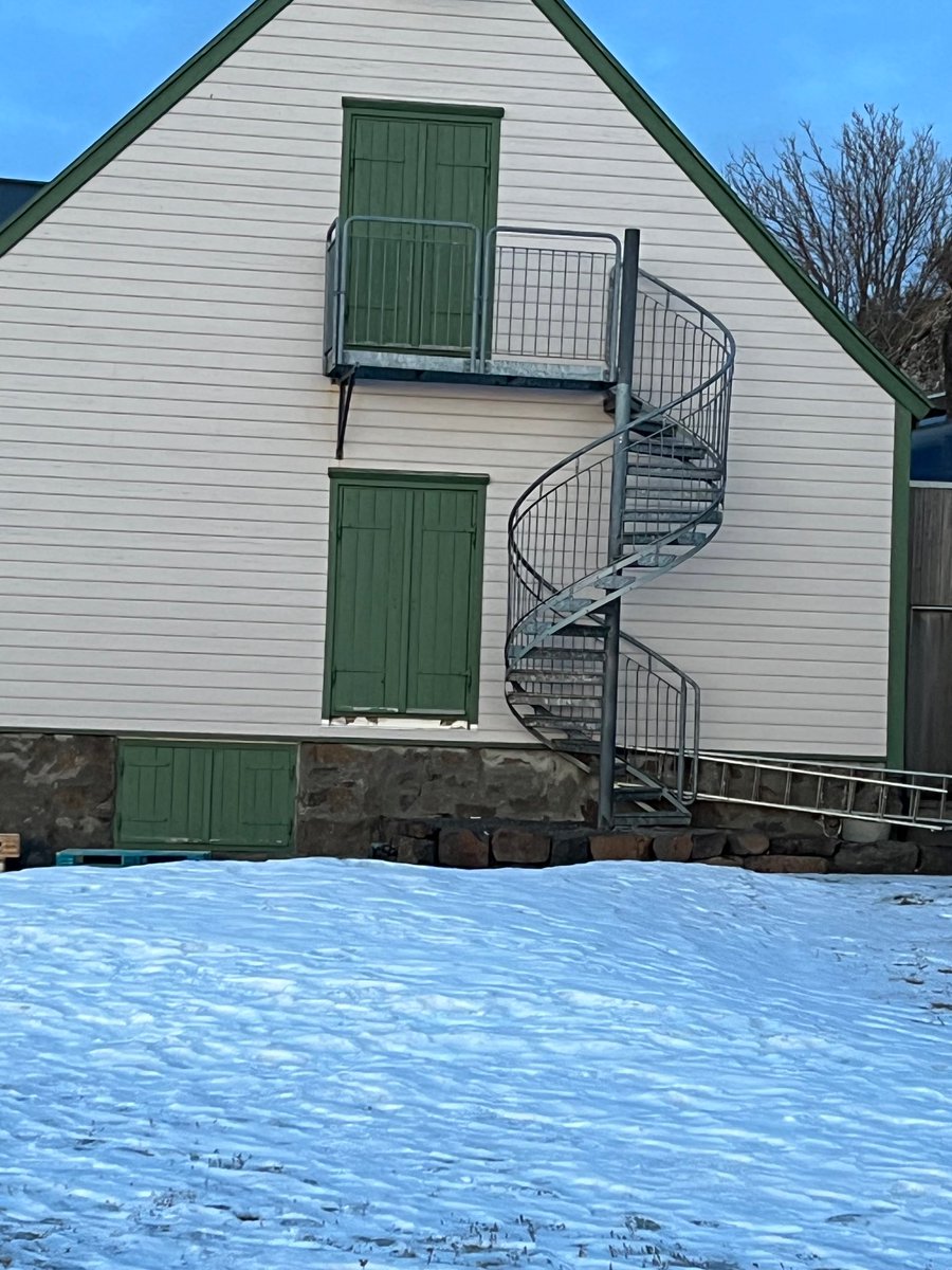 wapple15's tweet photo. #Borgarnes 🇮🇸 #StaircaseSaturday https://t.co/cIw8adMI3B