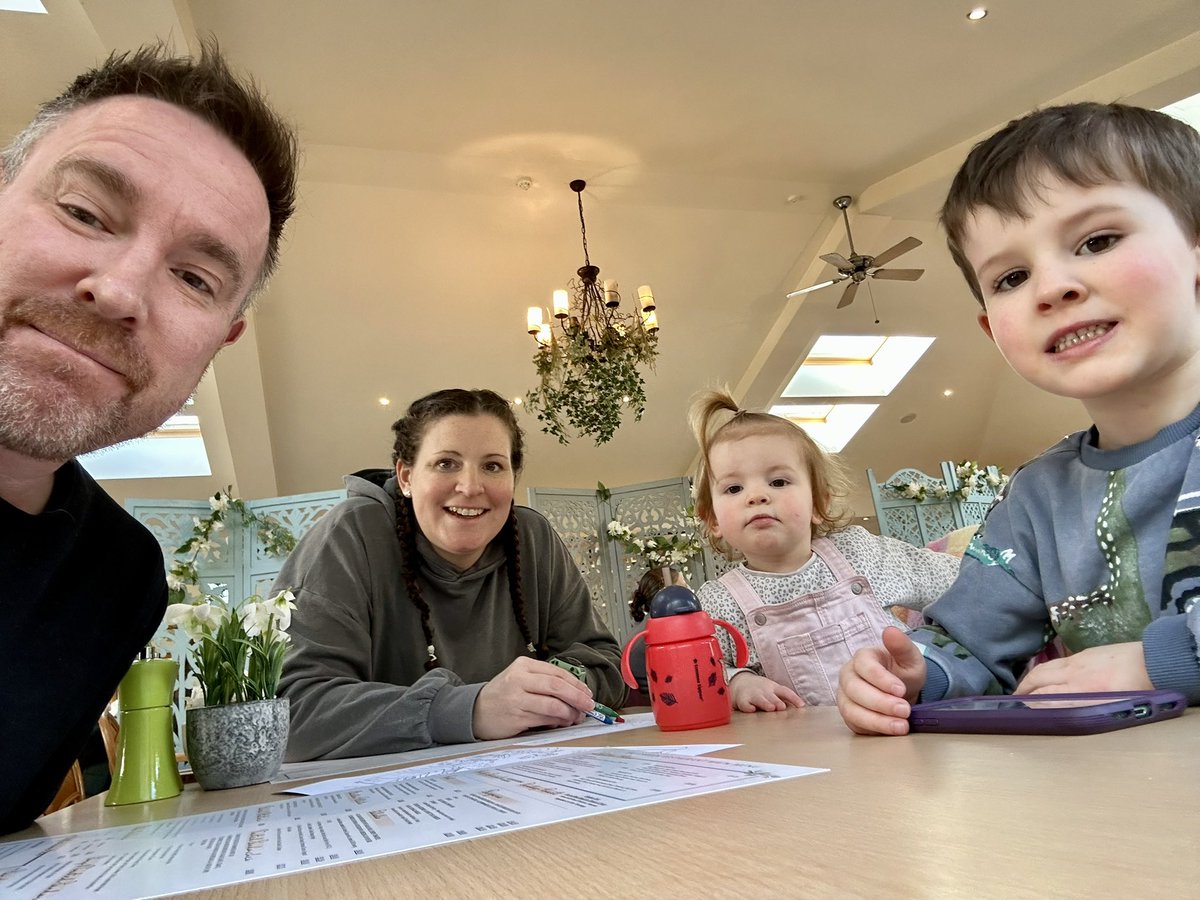 A rare occasion when we all actually look at the camera 😂🥰