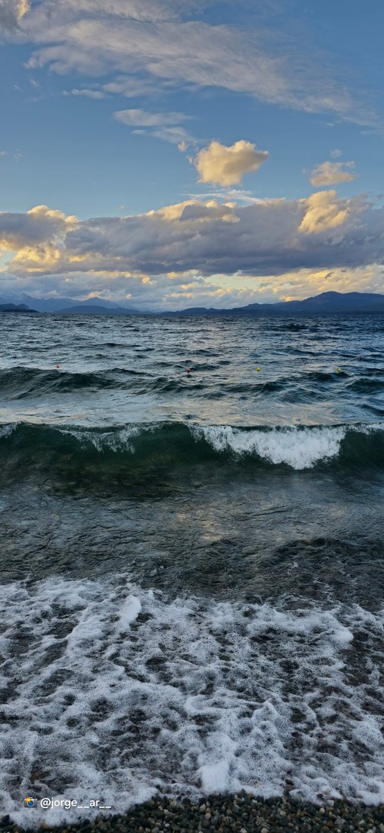 ¡Buenos días! Desde Bariloche, en la Patagonia Argentina, contemplamos la fuerza del Lago Nahuel Huapi en su máxima expresión. Que este sábado nos inspire a enfrentar nuestros desafíos con la misma energía. Como dijo Confucio: "Si sirves a la naturaleza, ella te servirá a ti"