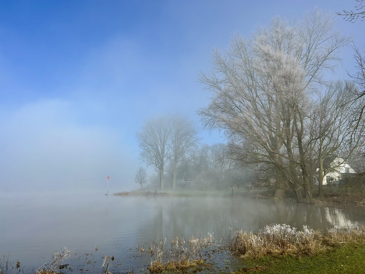 Mist trekt op boven de rivier. #geendagzonderdeIJssel