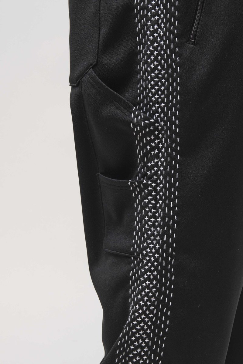 初のメンズ「keisuke kanda BOYZ 」の1stコレクション、ほんの一部ですがオンラインでお披露目します。
popup.keisukekanda-store.com

メンズの1stは、ジャージで描く「つなぎ」から始めたいと思っていました。
つなぎは、少年時代には着る機会がないのに少年み溢れる大人の服。