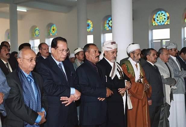 في مثل هذا اليوم
 1 فبراير - شباط 2004م
فخامة الرئيس "علي عبدالله صالح" رئيس الجمهورية، أثناء أداء صلاة عيد الأضحى المبارك في جامع دار الرئاسة، ومعه الشيخ "عبدالله بن حسين الأحمر" رئيس مجلس النواب و "عبدالقادر باجمال" رئيس مجلس الوزراء، وجموع المصلين..
.