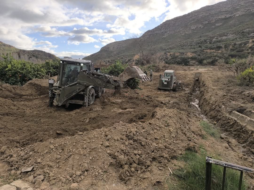 FUTER_ET's tweet photo. Los zapadores #Paracaidistas del #BZPAC_VI de #BRIPAC se trasladan a la localidad de #Bugarra #Valencia volcando el esfuerzo en su acequia principal y en la rehabilitación del camping, afectados ambos por la #DANA.
#OrgulloIngenieroZapador
#BrigadaParacaidista
#SomostuEjército https://t.co/gfStClr1kV