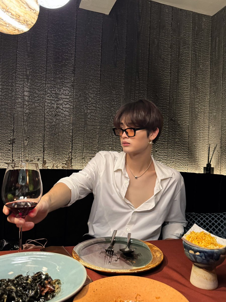 nicesomkidd's tweet photo. 🥂 https://t.co/yTrQSoRH9T