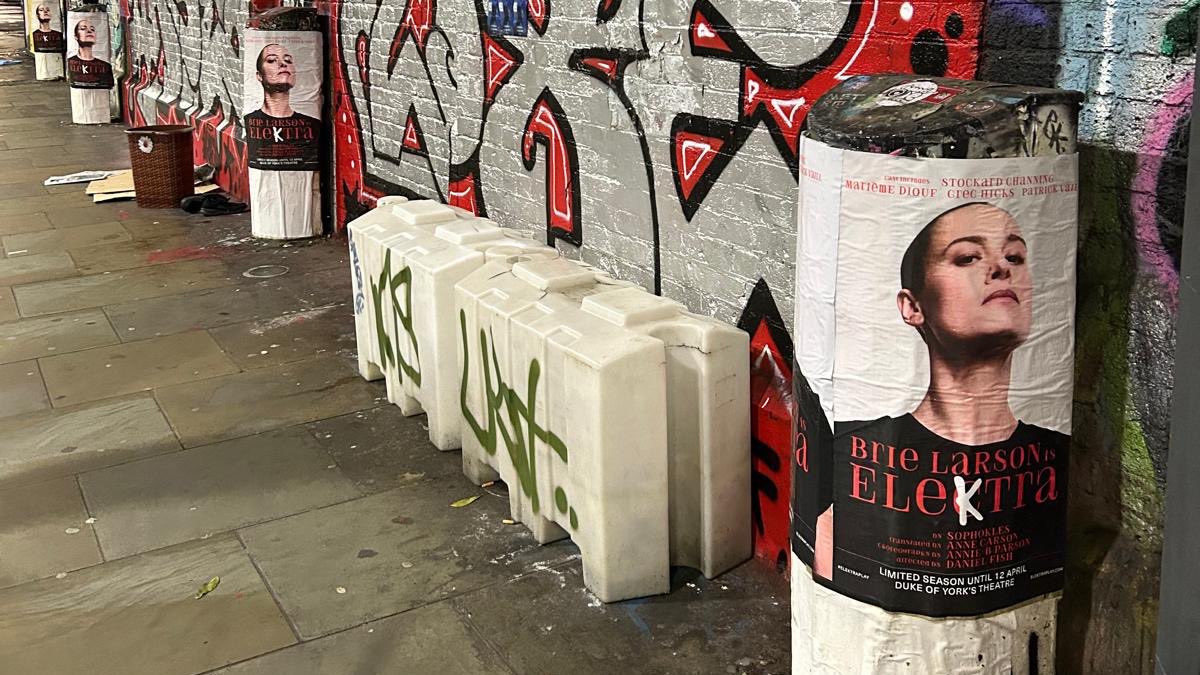 Brie Larson has landed in London! 
#ElektraPlay has arrived! 🏛️⚡️