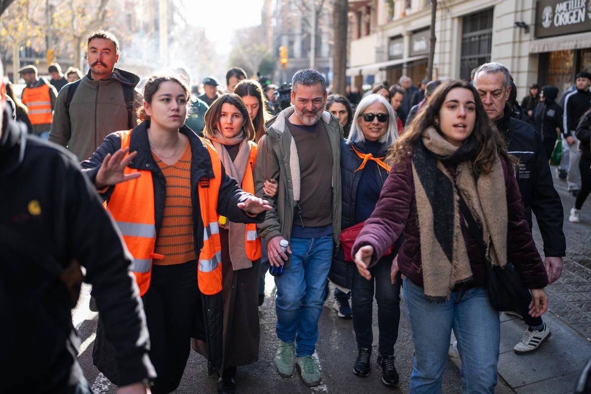 Enric Aragonès Jové (@ajenric) on Twitter photo Ahir, alhora.
El govern, amb els empresaris.
La gent, amb la gent. Ahir, alhora.
El govern, amb els empresaris.
La gent, amb la gent.