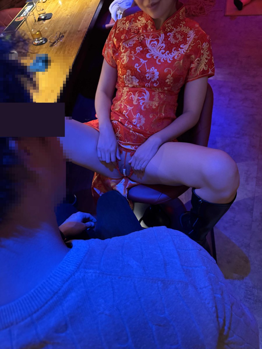 スリットをめくって隣のお客さんにじっくり鑑賞してもらいました。😁